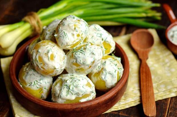 Как приготовить вкусный молодой картофель в сметанном соусе за считанные минуты