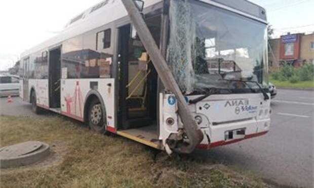 В Череповце маршрутный автобус с пассажирами врезался в столб