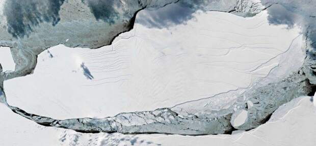 В Черном море у берегов Крыма обнаружили "айсберг"