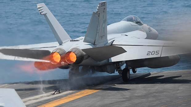 В ОТВЕТ ПАЛУБНЫЕ ИСТРЕБИТЕЛИ F/A-18 ВВС США АТАКОВАЛИ ОБЪЕКТЫ ГРУППИРОВКИ В РАЙОНЕ ХОДЕЙДА. ФОТО: ADITYA0635/SHUTTERSTOCK