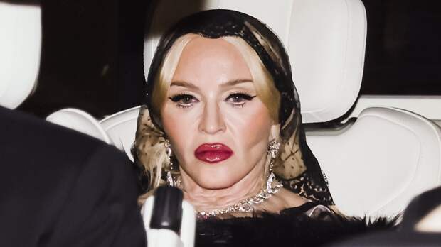 Певица Мадонна пришла на фестиваль подруги в ушанке, стилизованной под советскую