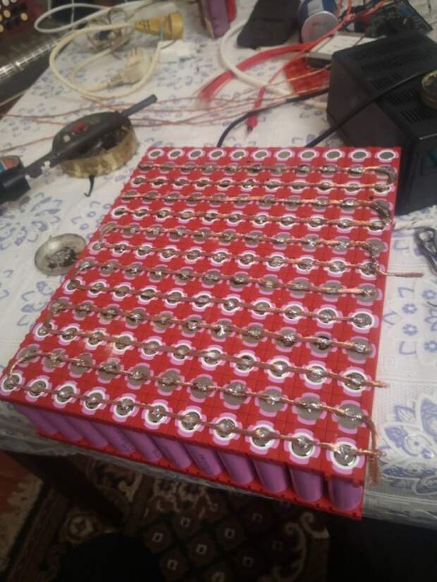 Батарея была собрана из аккумуляторных банок заявленной емкостью 3300 mAh. Батарея была собрана из аккумуляторных банок заявленной емкостью 3300 mAh.