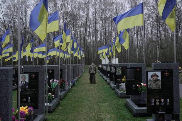 В подполье рассказали об уничтоженных на кладбищах Николаева флагах Украины