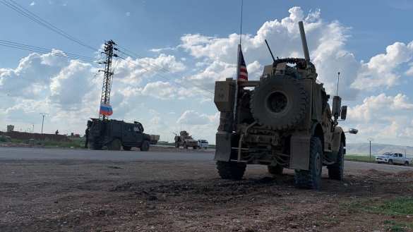 Российские военные заблокировали и развернули колонну армии США в Сирии (+ФОТО, ВИДЕО) | Русская весна
