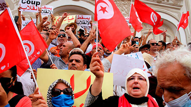 Кризис в Тунисе: президент стал диктатором, правящая партия раскололась