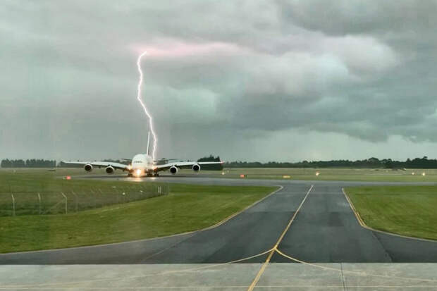 moment-lightning-bolt-almost-hits-passenger-plane moment-lightning-bolt-almost-hits-passenger-plane