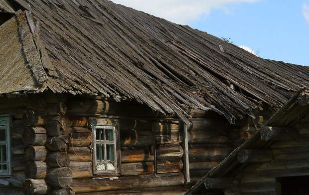 Очень старая тёсовая крыша в одной из заброшенных русских деревень