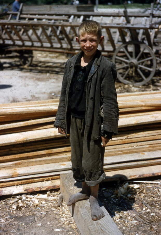 Мальчик подрабатывает на стройке в 1950-х годах.