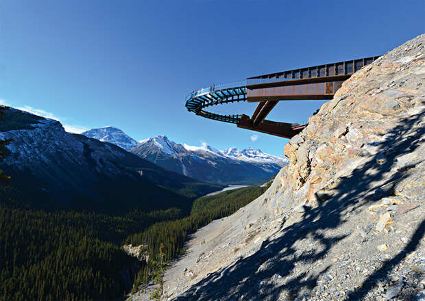 Skywalk 2 С верхней точки наблюдения, «Ледник Skywalk 2», открываются совершенно сумасшедшие виды на долины и ледники. Долго стоять здесь, вцепившись в поручни обледеневшими от напряжения и температуры пальцами, не получится — прогонят ветер и толпы туристов. Тем не менее, площадка считается одной из самых интересных смотровых точек мира. 