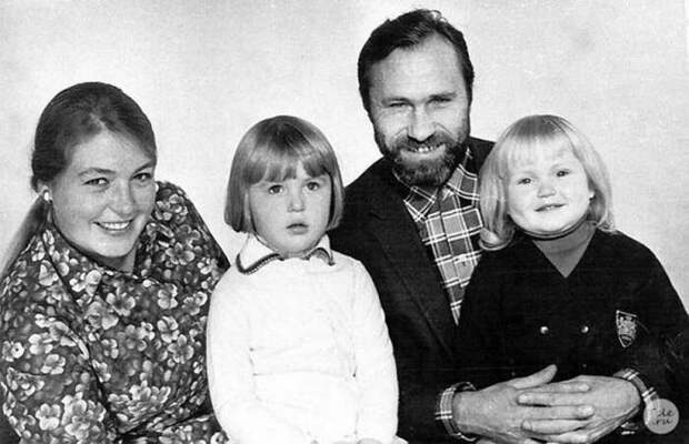 Лидия Федосеева и Василий Шукшин с дочерьми Машей и Олей