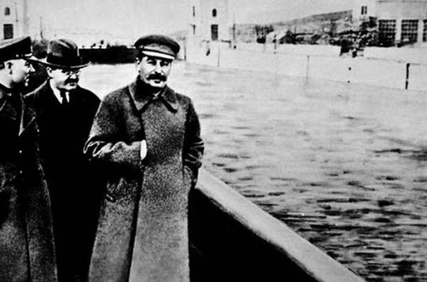 После того, как Ежов был осужден, он пропал с фотографии После того, как Ежов был осужден, он пропал с фотографии