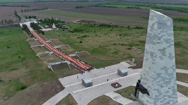 На "Саур-Могиле" развернули 300-метровую георгиевскую ленту