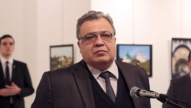 Посол России в Турции Андрей Карлов во время выступления в галерее в городе Анкара