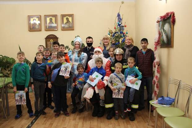 Новогодняя сказка с Дедом Морозом и Снегурочкой, организованная МЧС и ГИБДД Северного округа, прошла для ребят из «Детского Дома «Павлина»
