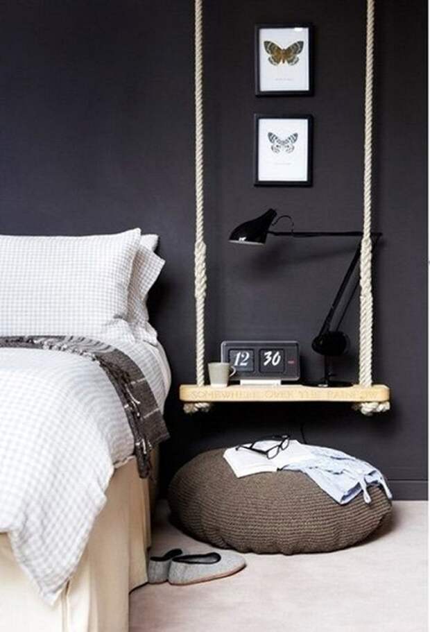Прикроватное пространство около кровати оформлено в интересных мотивах с помощью оригинальной навесной полочки.