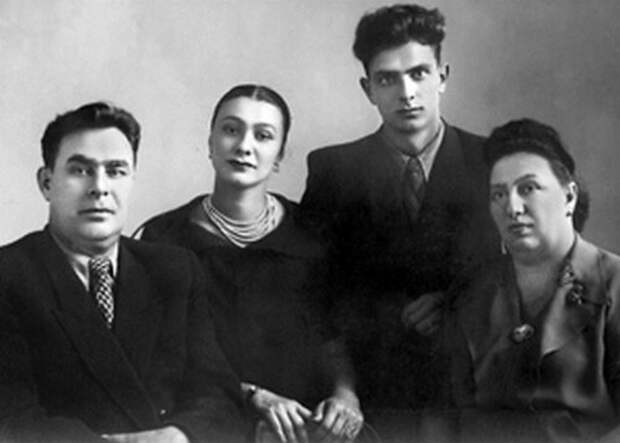 Леонид Брежнев с женой, сыном и дочерью