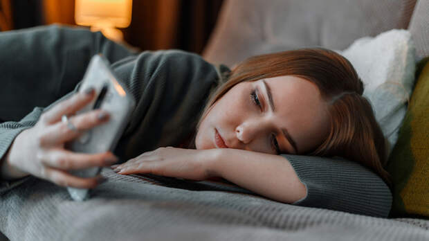 Недостаток сна у подростков влияет на риск рассеянного склероза