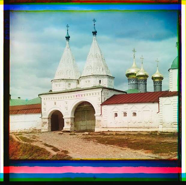 Vkhodnyi︠a︡ vrata Prepodobenskago Rizpolozhenskago monastyri︠a︡. Suzdal