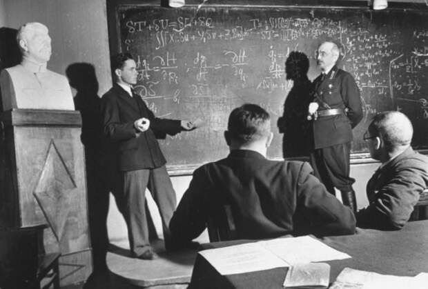 В начале тридцатых годов прошлого столетия страна практически полностью справилась с безграмотностью / Фото: Twitter В начале тридцатых годов прошлого столетия страна практически полностью справилась с безграмотностью / Фото: Twitter