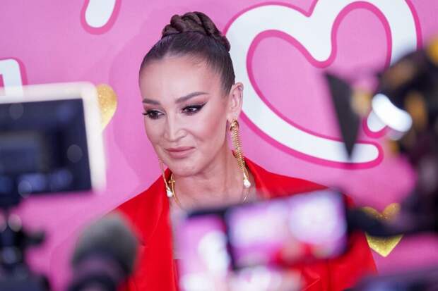 Психолог СМИ2 о Бузовой в театре: зрителям продают событие для соцсетей, а не искусство