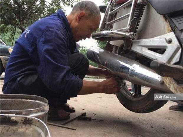 Слепой китаец зарабатывает на жизнь ремонтируя технику