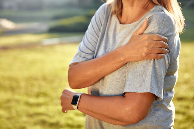 Врач призвал не игнорировать боль в плече