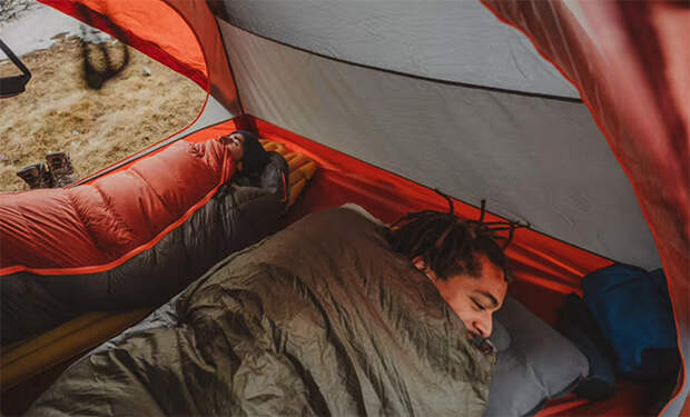 Турист сделал жуткое открытие, проснувшись от ощущения движения в спальном мешке