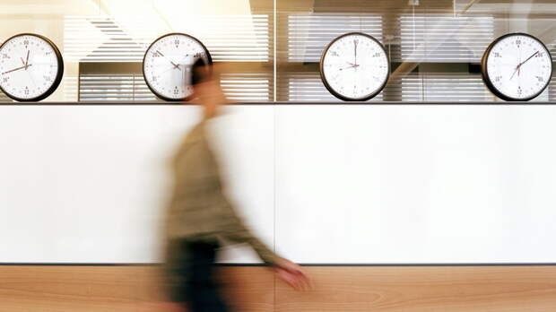 Юрист Курбаков: за незаконный вызов сотрудника на работу грозит штраф