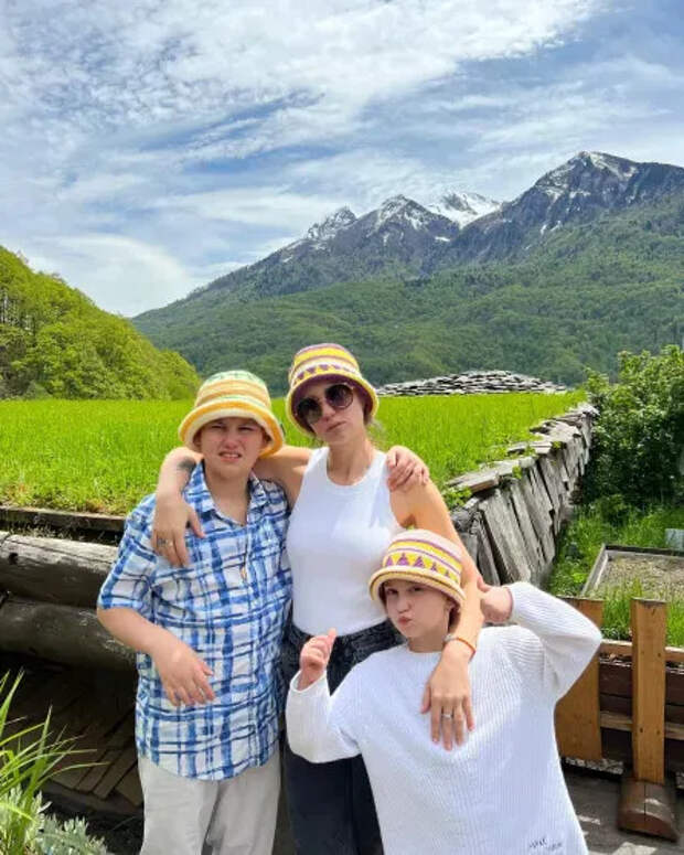 Агата Муцениеце с детьми
