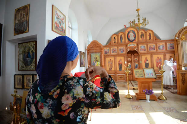 В храмах выросло количество прихожанок из-за внешности священнослужителей