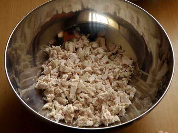 Куриную отварную грудку нарезать кубиками. пошаговое фото этапа приготовления салата с грибами и курицей