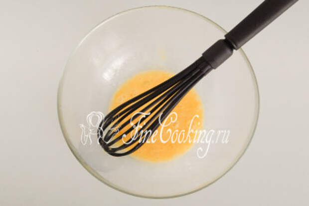 В другую посуду разбиваем куриное яйцо среднего размера и хорошенько разбалтываем его вилкой или венчиком