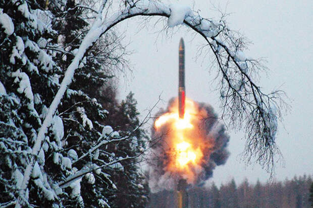 Старт баллистической ракеты "Тополь-М" на космодроме Плесецк.