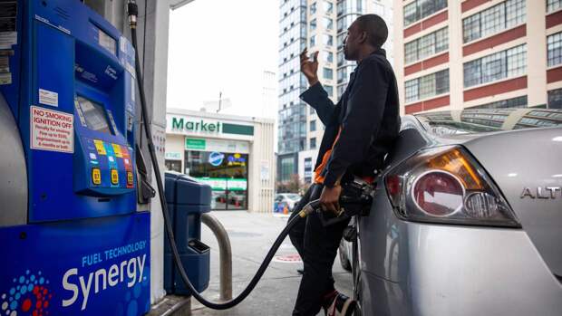 Цены на бензин в США взлетели до семилетнего максимума