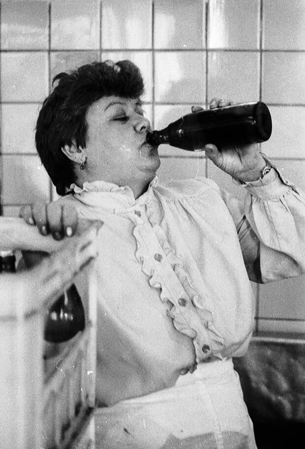 Песня тетя пьет. Ретро снимок женщины пьют. Советские пьяные женщины. Женщина пьет пиво. Женщина пьет в СССР.