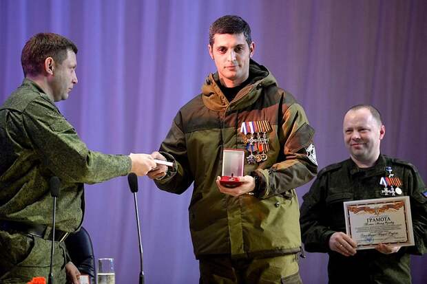Глава ДНР Александр Захарченко и министр обороны Владимир Кононов награждают Михаила Толстых. Фото из семейного архива 