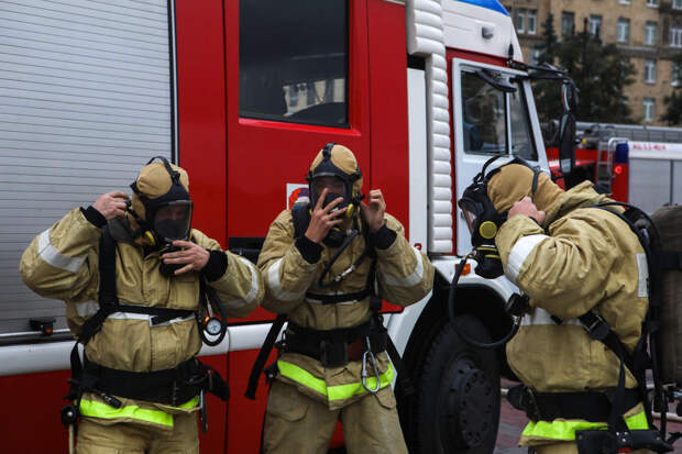 Полтора десятка пожарных тушили квартиру на Лиговском проспекте