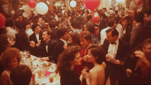 Звуки молодости: подборка хитов для Нового года в стиле 1990-х