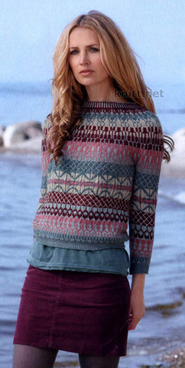 Чудесный короткий пуловер в стиле "бохо" выполнен жаккардовым узором в направлении сверху вниз.
