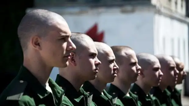 Шойгу отметил рост числа контрактников в армии России