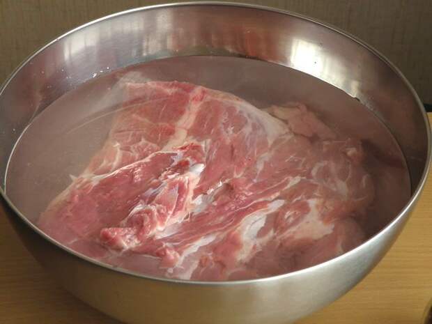 Мясо залить первым рассолом. пошаговое фото этапа приготовления буженины