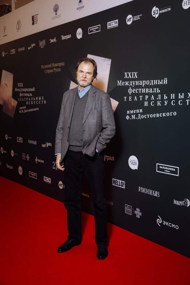 На подмостках: Юлия Хлынина, Олеся Судзиловская и Михаил Пореченков