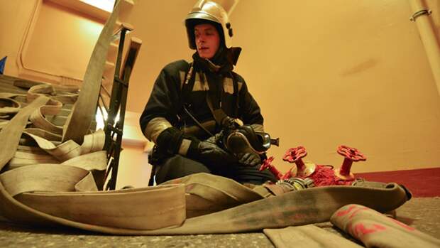 Спасателям удалось локализовать страшное возгорание на складе в Москве