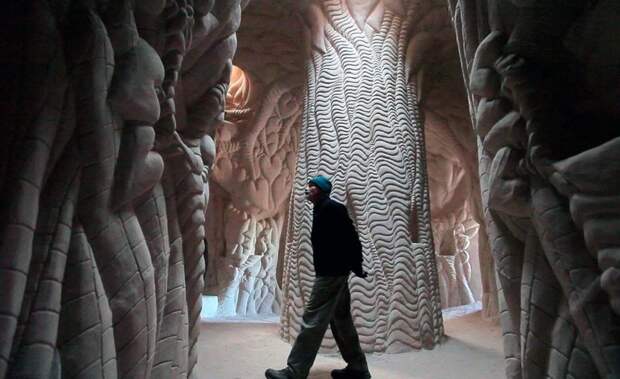 Художник провел 25 лет в пещере, и показал, что он там делал