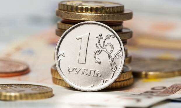 Рубль слегка теряет к доллару, но растет к евро