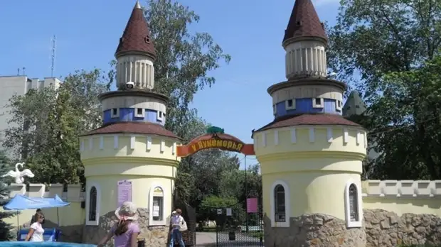 Попасть на детскую площадку "Лукоморье" в горсаду можно только по одной причине