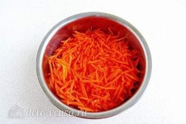 Острый салат с курицей: Натираем морковь