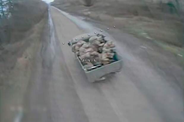 FPV-дрон снял поражение набитого военнослужащими ВСУ грузового автомобиля
