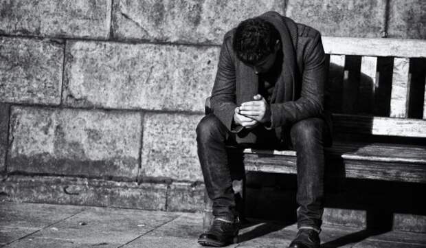 http://the-portal.ru/wp-content/uploads/2015/09/reading_phone_on_bench-480x280.jpg