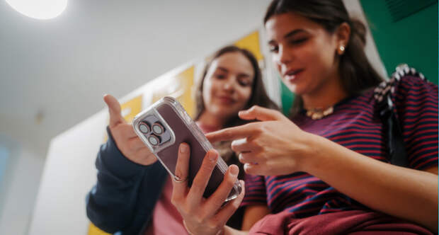 Запрет смартфонов в школах дал неожиданный эффект: исследование